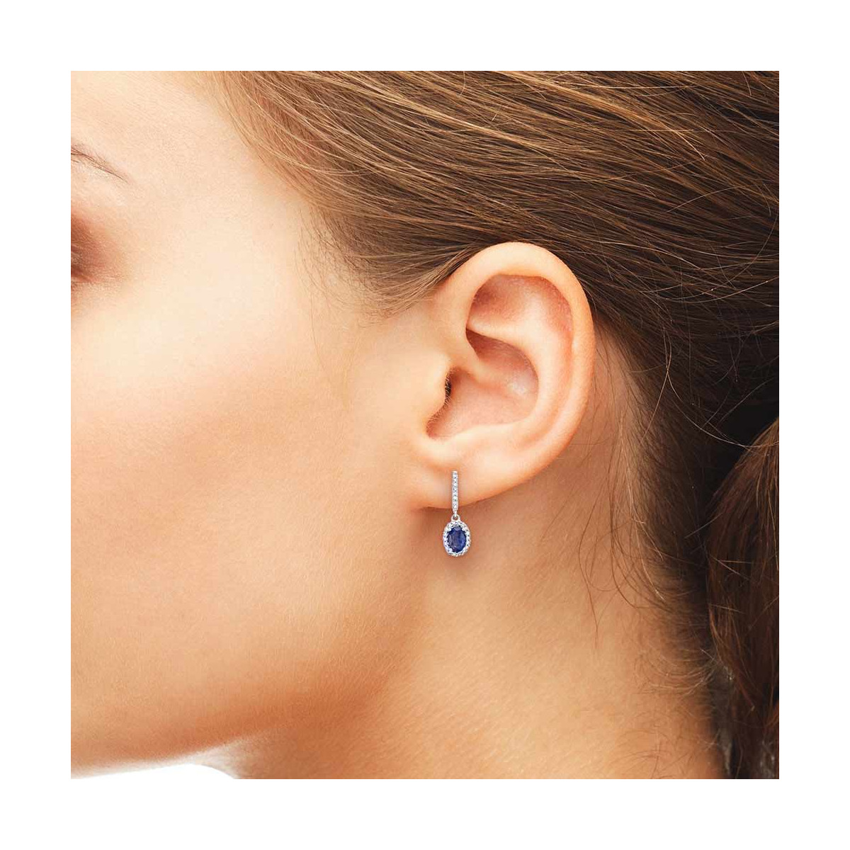 Boucles d'Oreilles Or Blanc, Diamants 0,17 carat et Saphir 1,4 carat "COURTOISIE" Boucles d'Oreilles Or Blanc, Diamants 0,17 carat et Saphir 1,4 carat "COURTOISIE"