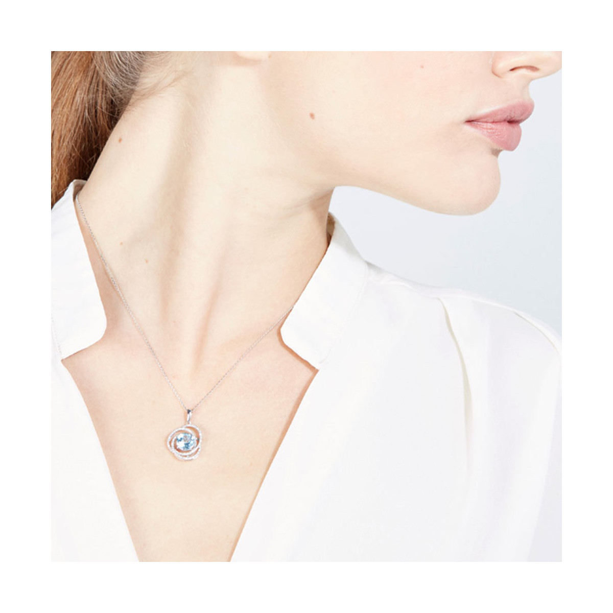 Pendentif Or Blanc "SEYCHELLES" Diamants 0,17 carat et Topaze 2,25 carat Pendentif "Mahélie" Or blanc et Topaze