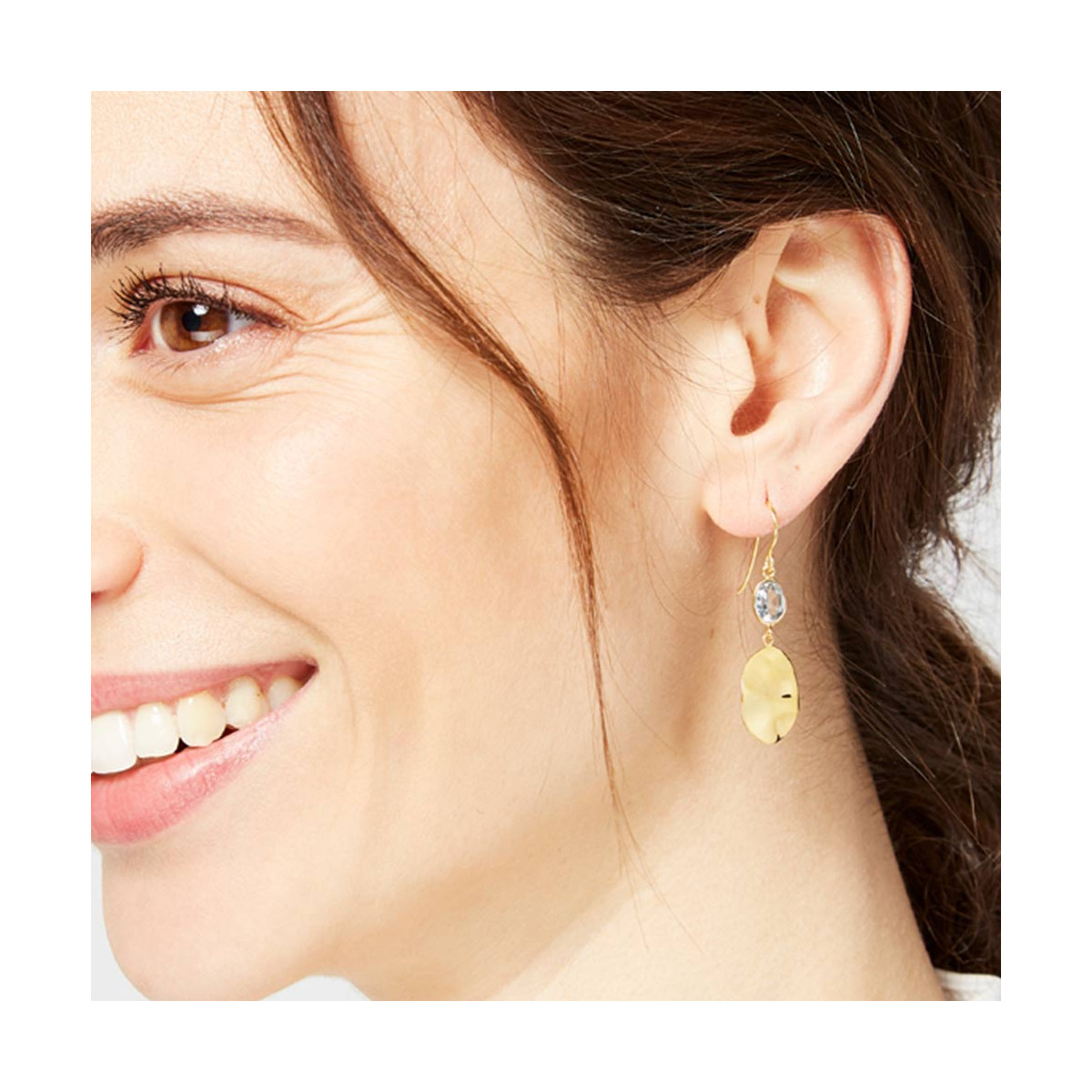 Boucles d'oreilles dorées ornées de topaze Boucles d'oreilles "Rythme" Topaze bleu clair Laiton doré