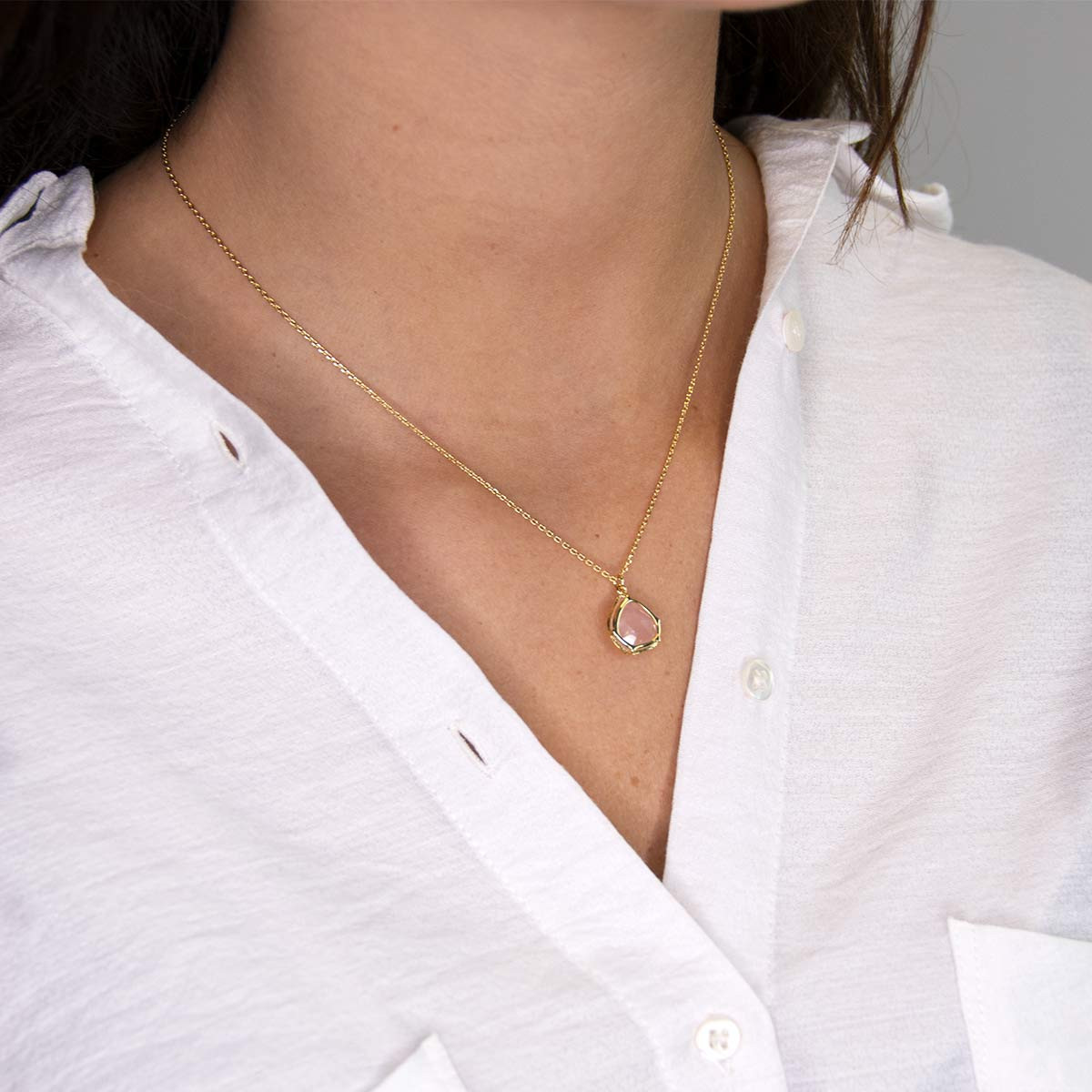 Collier laiton doré monté d'un quartz rose " Charlie " Collier laiton doré monté d'un quartz rose " Charlie "