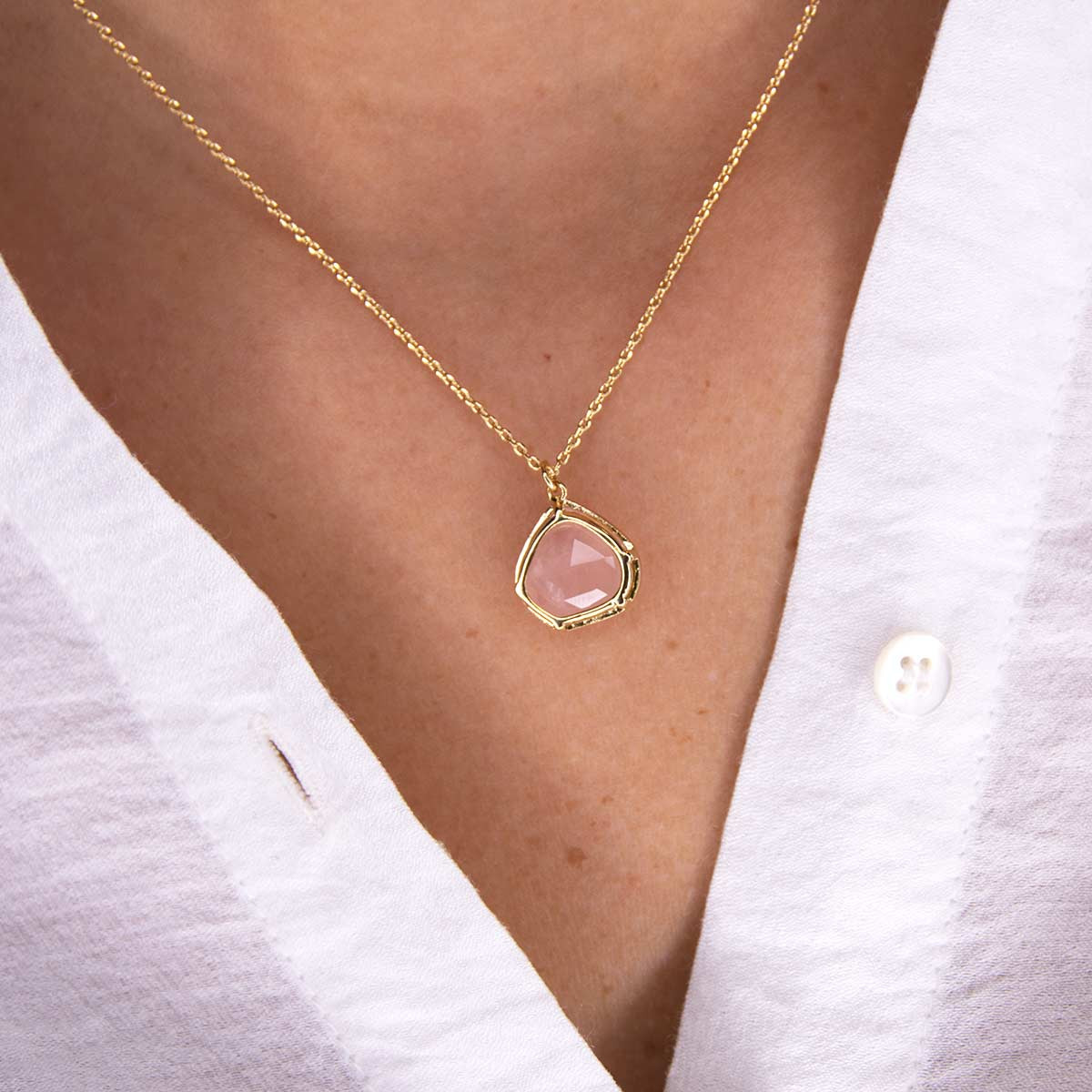 Collier laiton doré monté d'un quartz rose " Charlie " Collier laiton doré monté d'un quartz rose " Charlie "