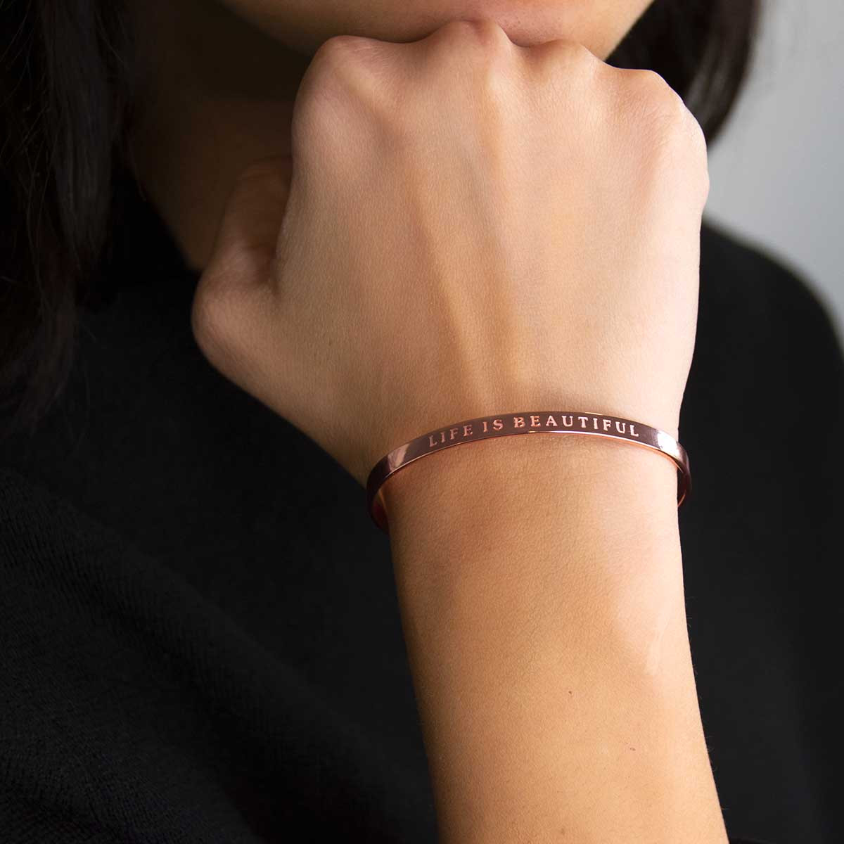 "LIFE IS BEAUTIFUL" bracelet jonc rosé à message