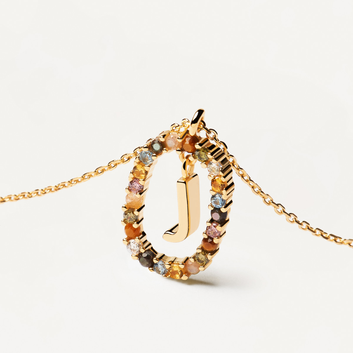 PDPAOLA Collection NEW LETTERS - Lettre J - Collier en argent doré avec pierres naturelles et semi-précieuses PDPAOLA Collier en argent plaqué or - Lettre J - CO01-269-U