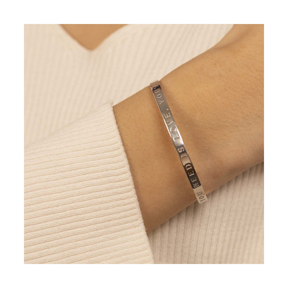 "ALL YOU NEED IS LOVE, YOU'RE ALL I NEED" Jonc argenté bracelet à message