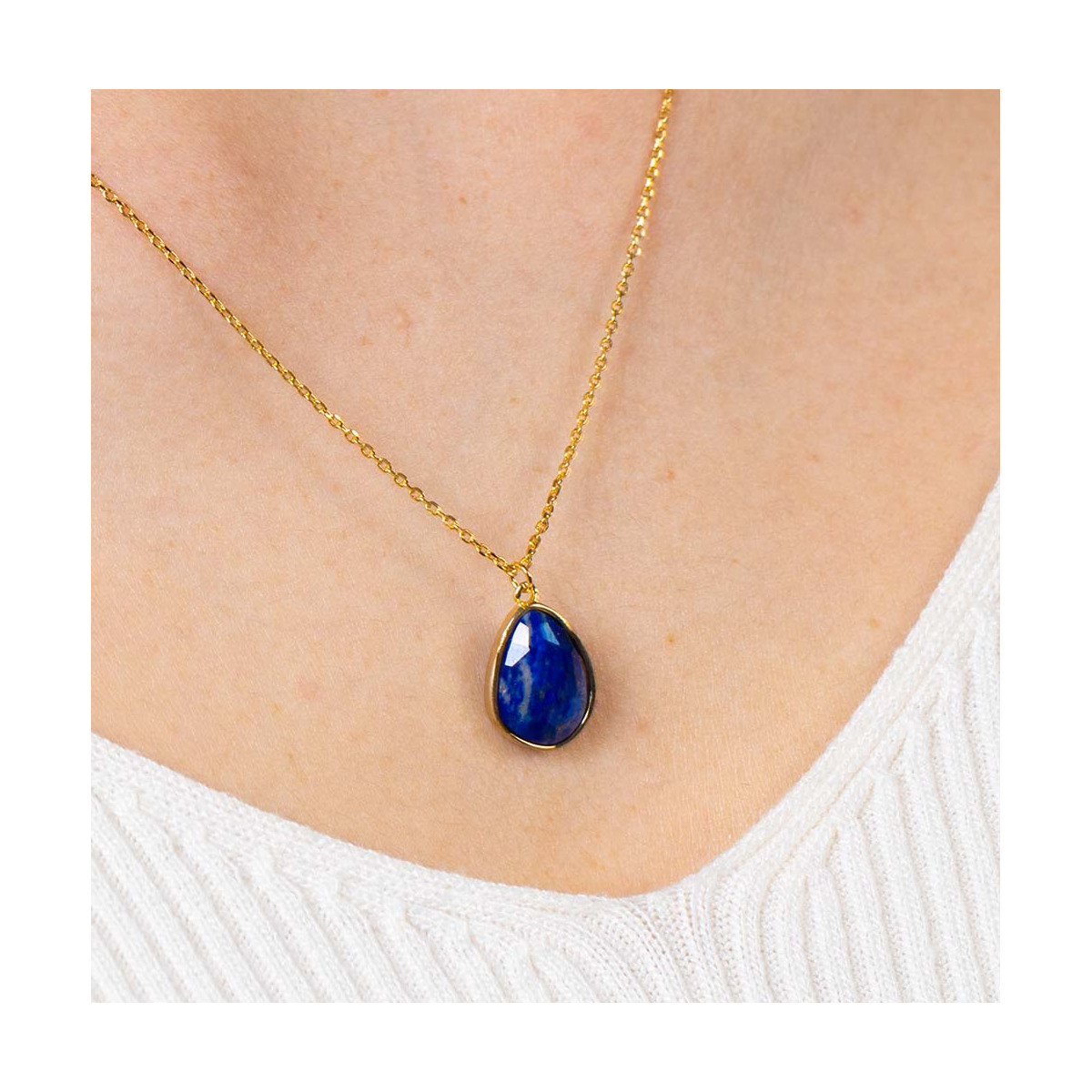 Collier laiton doré monté d'une Lapis bleue " Louane " Collier "Pérénelle" Lapis Lazuli bleu Laiton doré