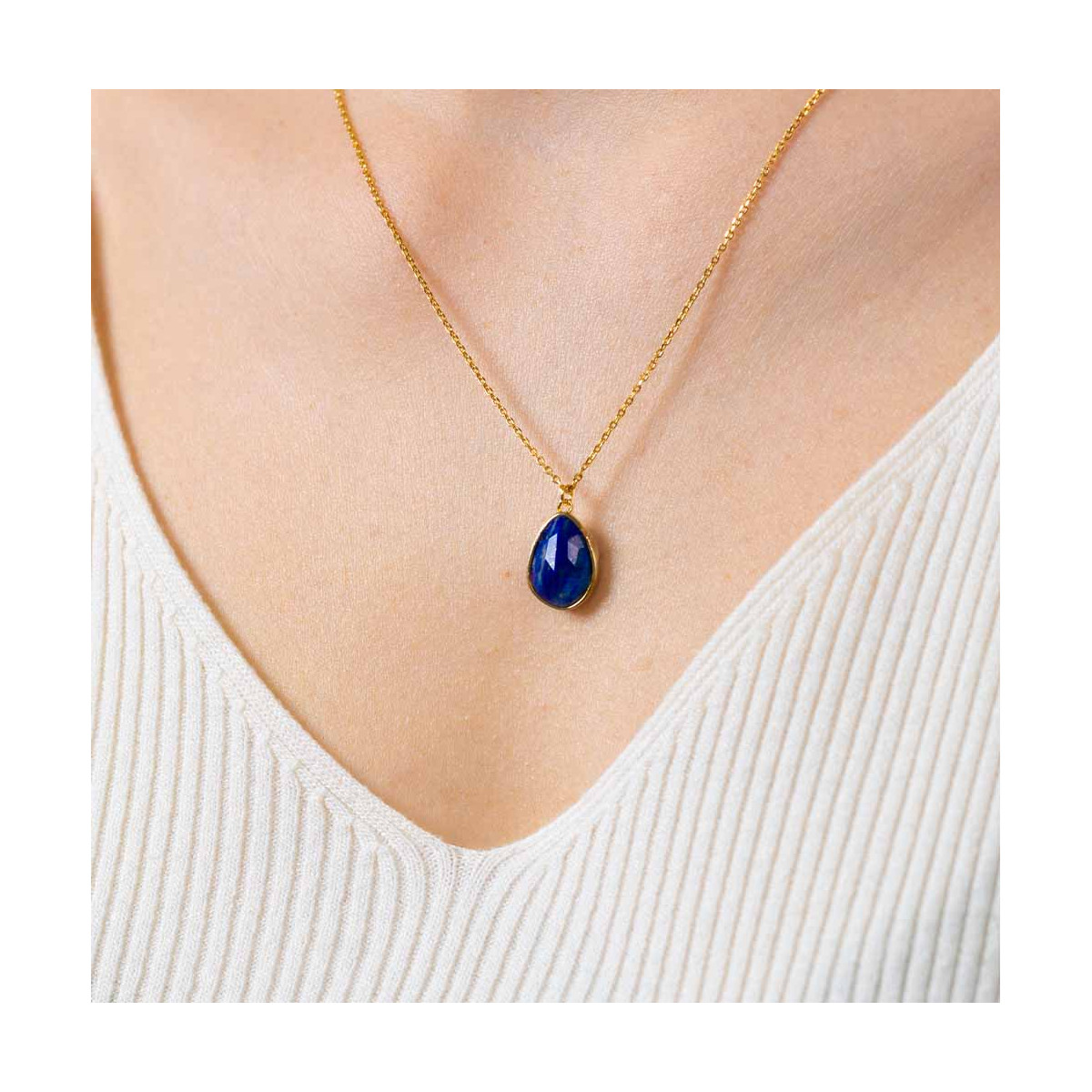 Collier laiton doré monté d'une Lapis bleue " Louane " Collier "Pérénelle" Lapis Lazuli bleu Laiton doré