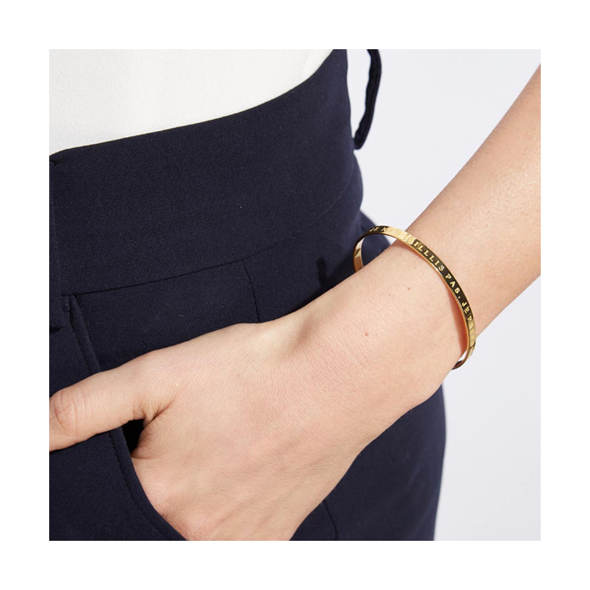 Bracelet à message "Je ne Vieillis Pas, Je Prends de La Valeur" Laiton doré
