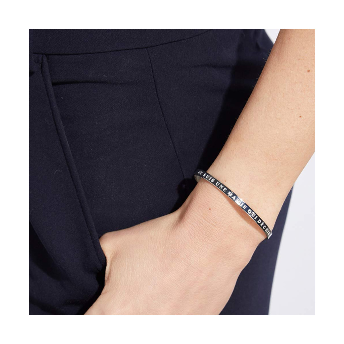 "JE SUIS UNE MAMIE QUI DÉCHIRE" bracelet jonc argenté à message Bracelet à message "Je suis Une Mamie Qui Déchire" Laiton argenté