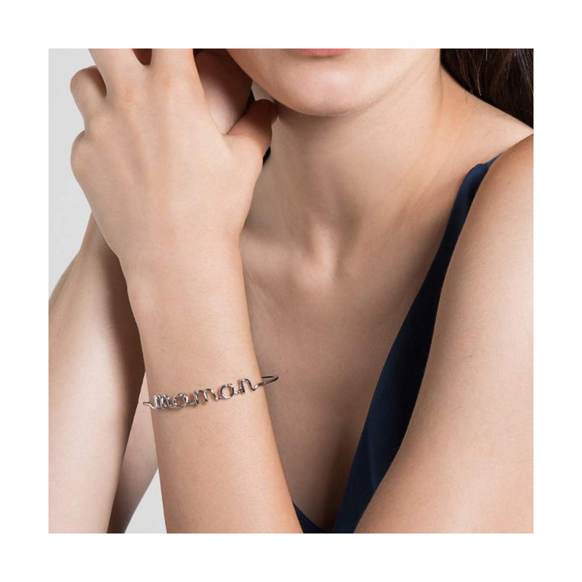 "MAMAN" Bracelet jonc en fil lettering argenté à message "MAMAN" Bracelet fil lettering argenté à message