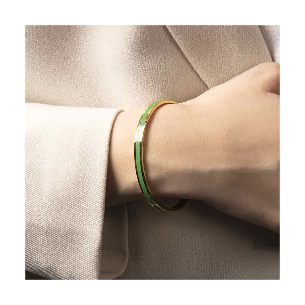 Bracelet jonc ouvert "CORFOU'' émail Vert finition dorée Bracelet Jonc PICTORIA émail vert finition dorée