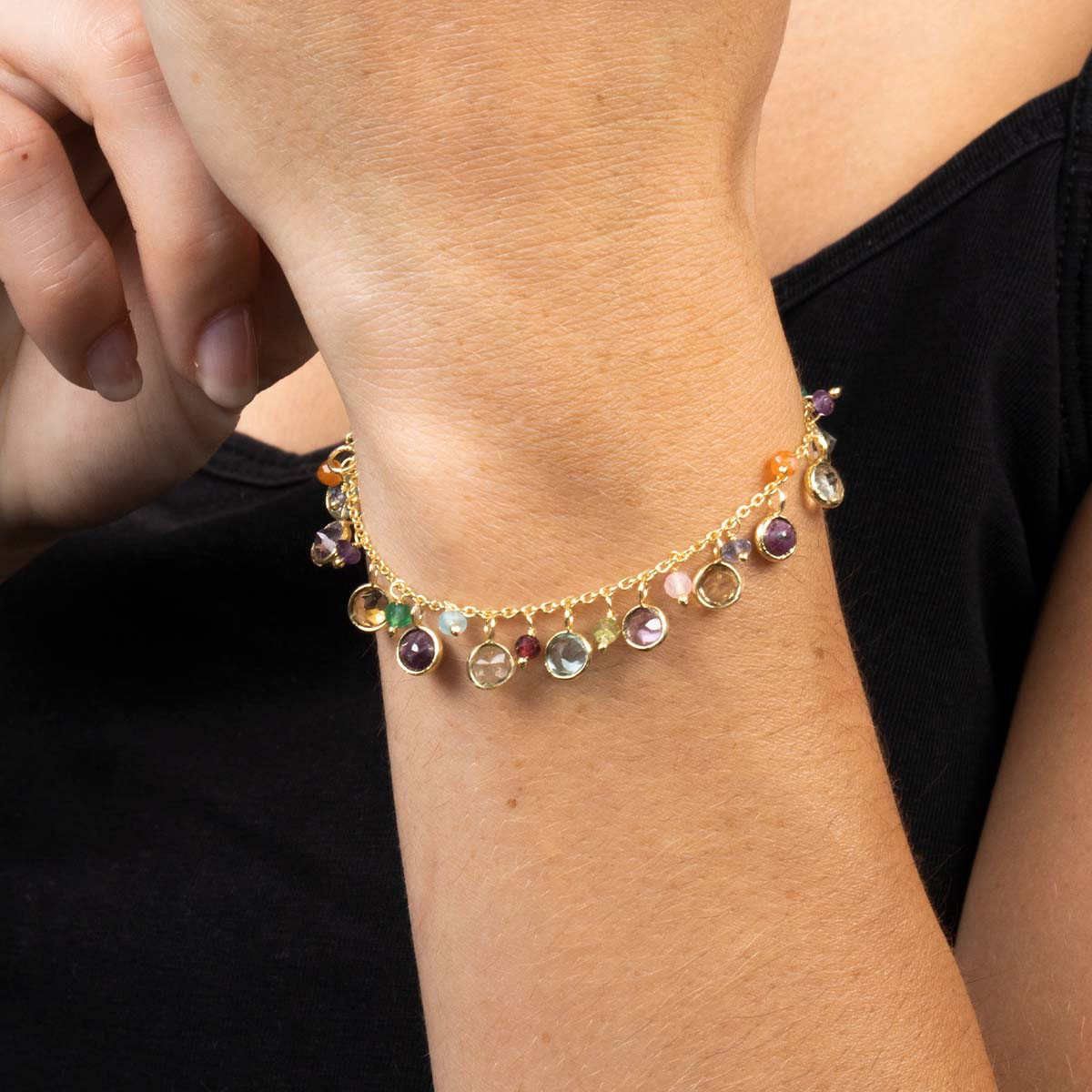 Bracelet chaine "Letty" Topaze et Quartz rose Bracelet "Éternellea" Topaze bleue, Quartz rose, Quartz blanche, Préhnite, Iolite Laiton doré