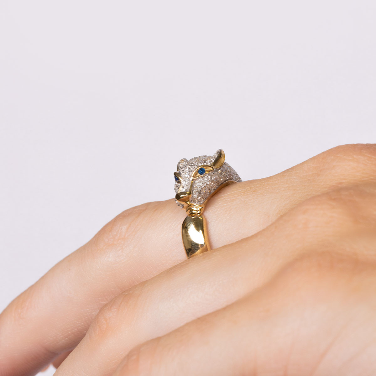Bague "Panthère Majestueuse" Or jaune et Saphir