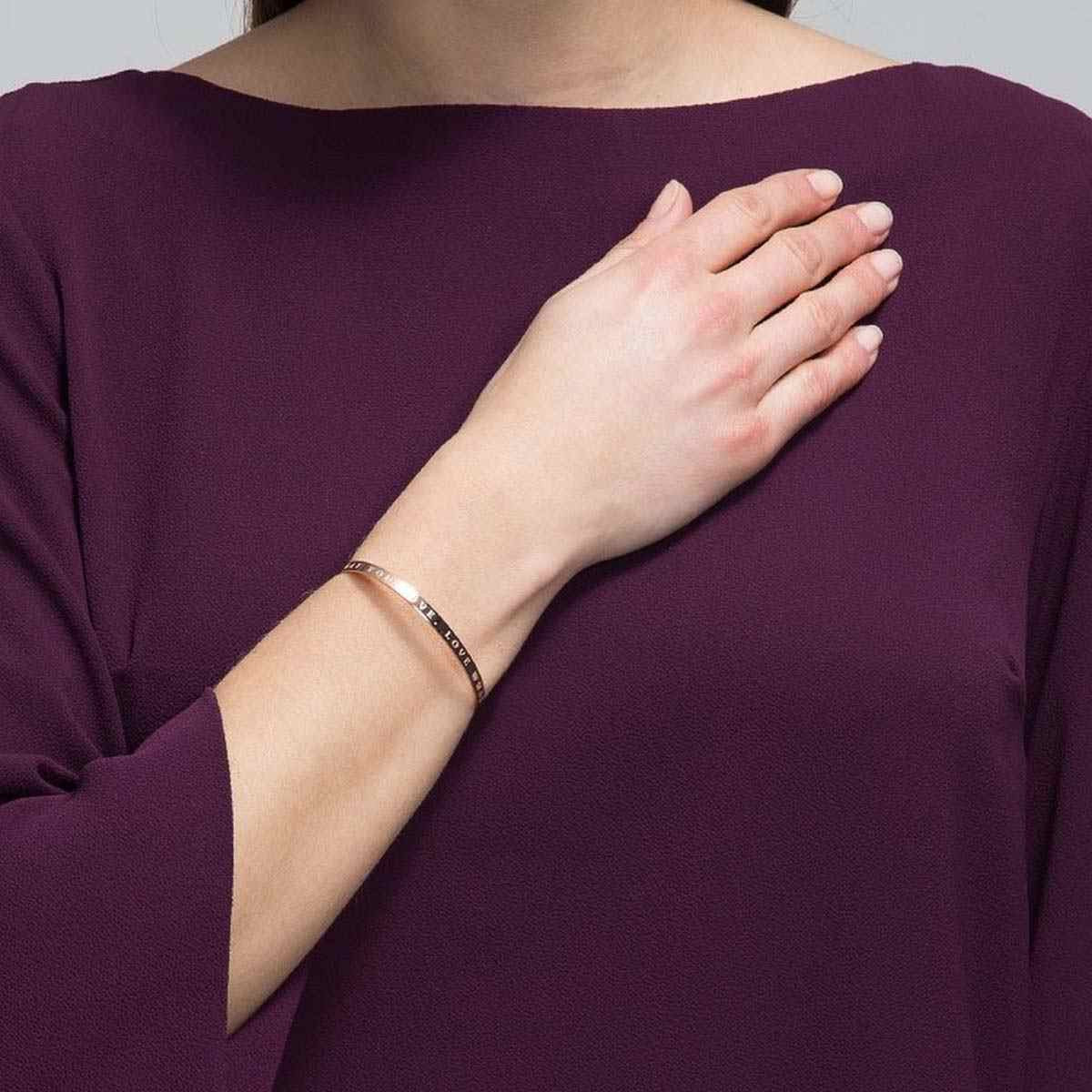 "DO WHAT YOU LOVE, LOVE WHAT YOU DO" Jonc rosé à message Bracelet à message "Do What You Love, Love What You Do" Laiton rosé