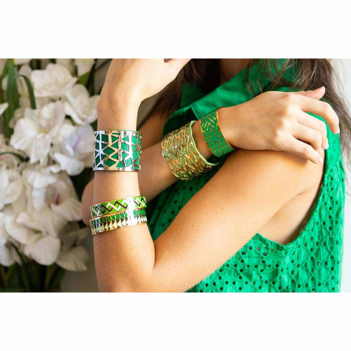 Bracelet Manchette HARMONIEA émail vert finition dorée