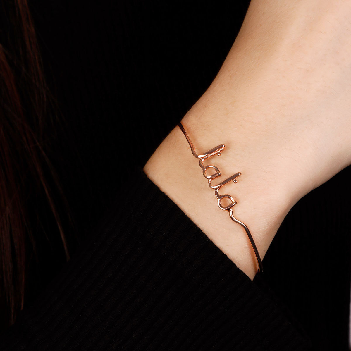 "TATA" Bracelet jonc en fil lettering rosé à message "TATA" Bracelet fil lettering rosé à message