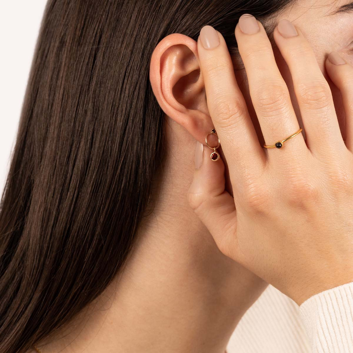 Bague ajustable dorée "Point Grenat rouge"