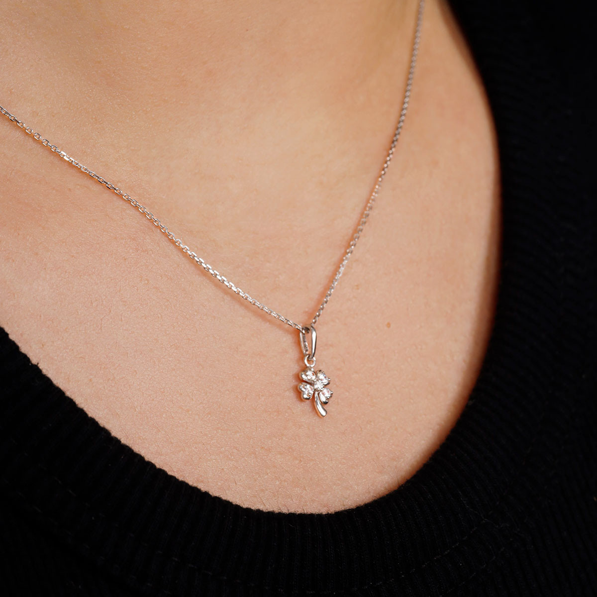Pendentif Or Blanc et oxydes de zirconium"Petit Trèfle" + chaîne argent offerte Pendentif "Trèfle Lumineux" Or blanc