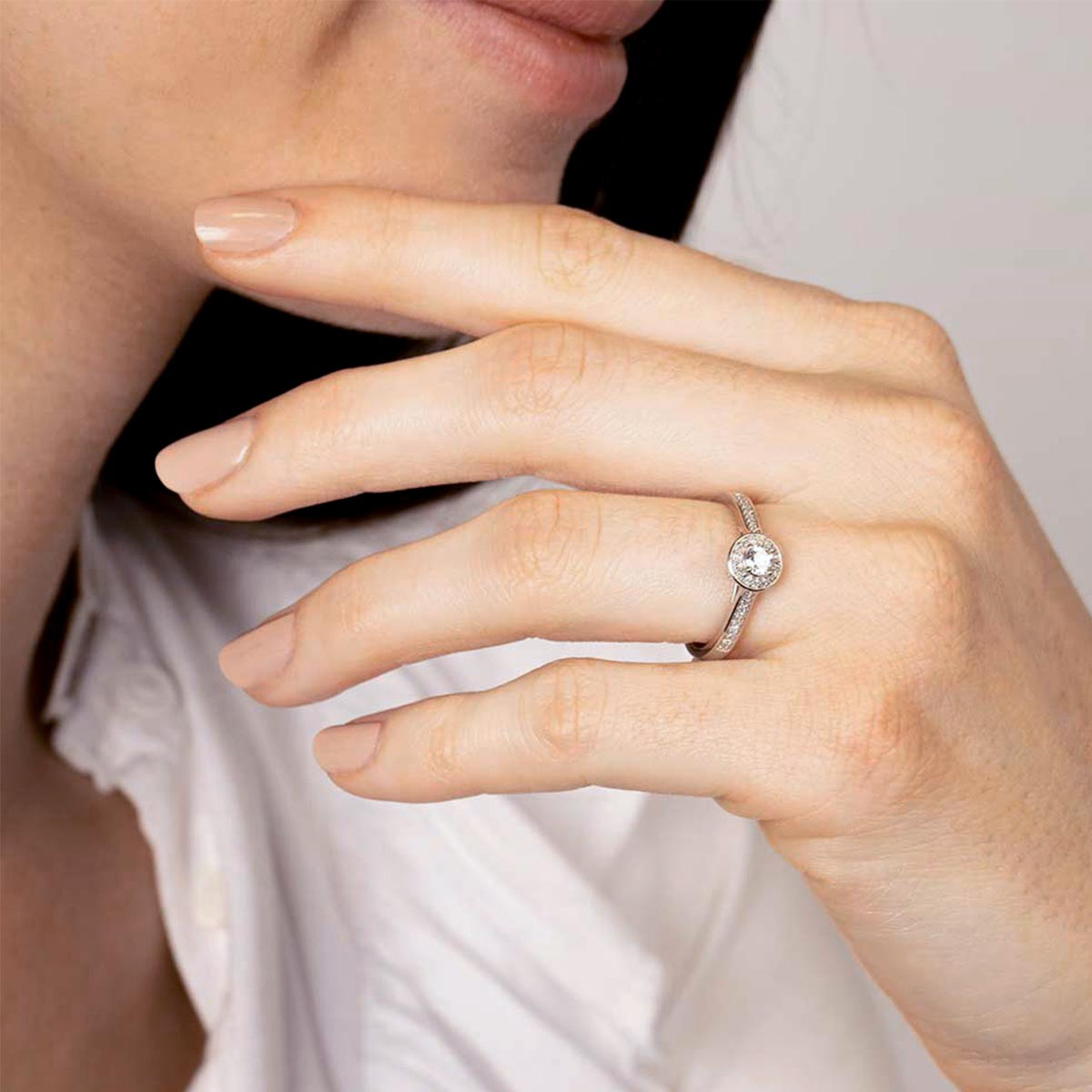 Solitaire "Brillant Somptueux" Or blanc et Diamants Bague "Attendrissante" Or blanc et Diamant