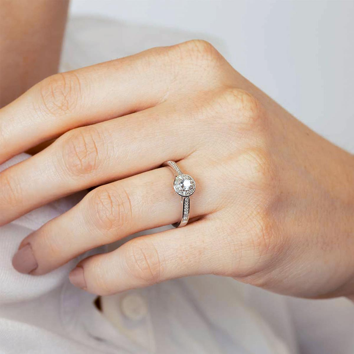 Solitaire "Brillant Somptueux" Or blanc et Diamants Bague "Attendrissante" Or blanc et Diamant