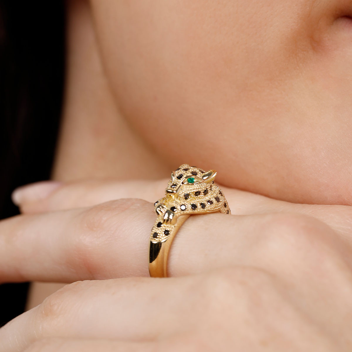 Bague "Panthère Enchantée", Or jaune, Emeraudes et Diamants