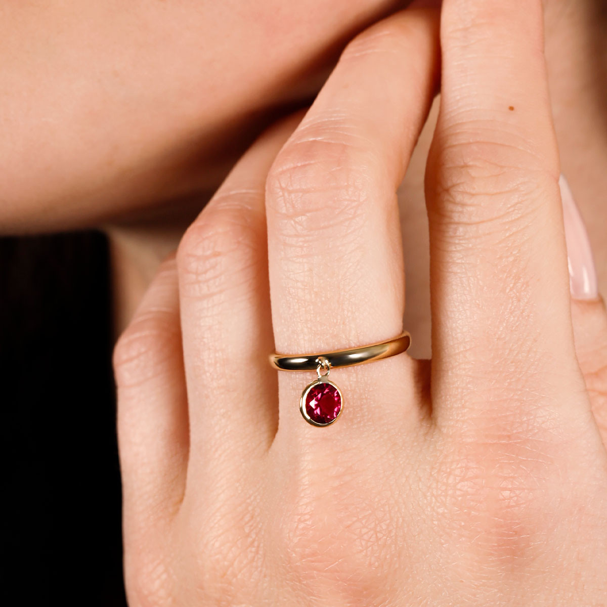 Bague "  Médaillon rouge " Or Jaune et Zirconium