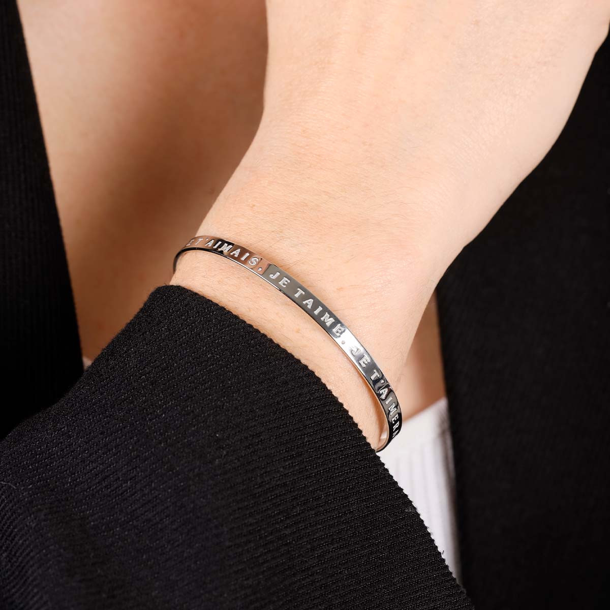 "JE T'AIMAIS, JE T'AIME, JE T'AIMERAI" bracelet jonc argenté à message Bracelet à message "Je t'aimais, Je t'aime, Je t'aimerai" Laiton argenté
