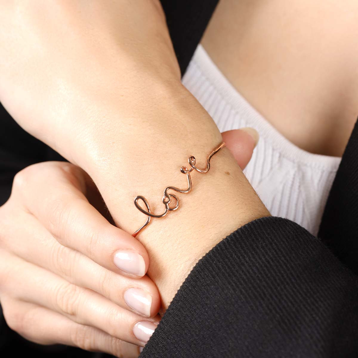 "LOVE" Bracelet jonc en fil lettering rosé à message