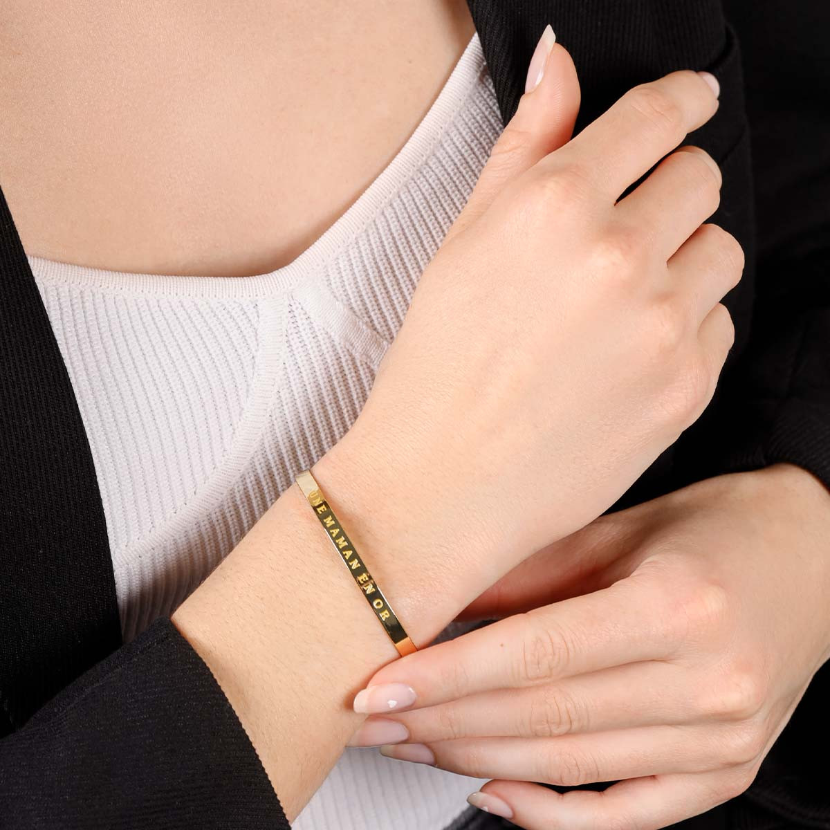 "UNE MAMAN EN OR" Jonc doré bracelet à message Bracelet à message "Une Maman en Or" Laiton doré