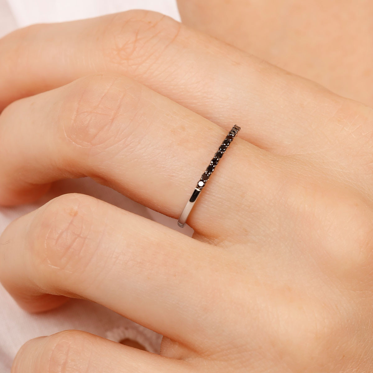 Bague Alliance "Sobriété" Or blanc et Diamants noirs Bague "Amour Gracieux" Or blanc et Diamant