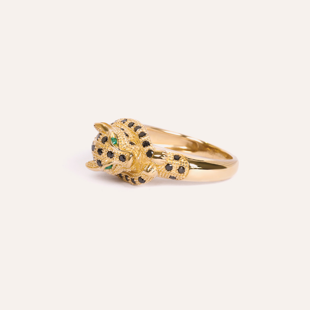 Bague "Panthère Enchantée", Or jaune, Emeraudes et Diamants