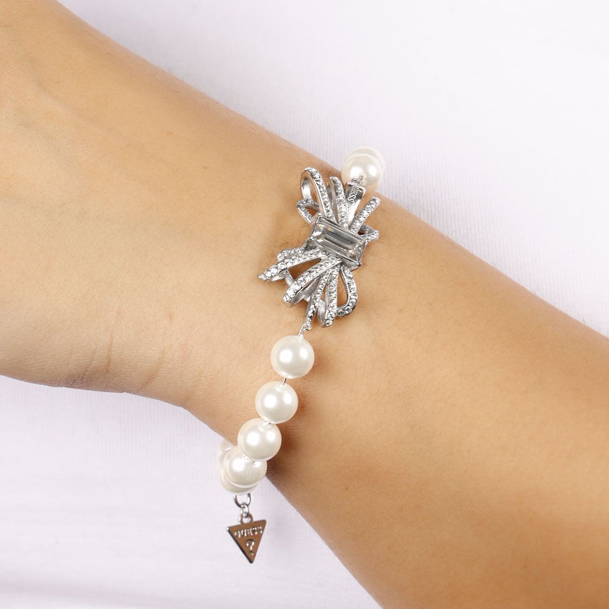 Bracelet Guess "A-bow you" Acier argenté - JUBB01326JWRHS Bracelet Guess "A-bow you" Acier argenté - JUBB01326JWRHS