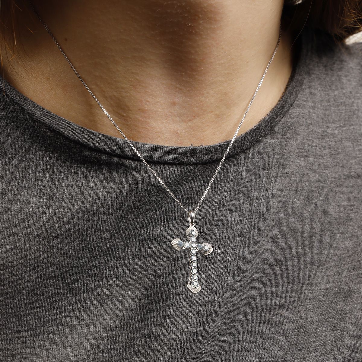 Pendentif Or Blanc Diamant et Topaze Pendentif "La Belle Croix" Or blanc et Topaze