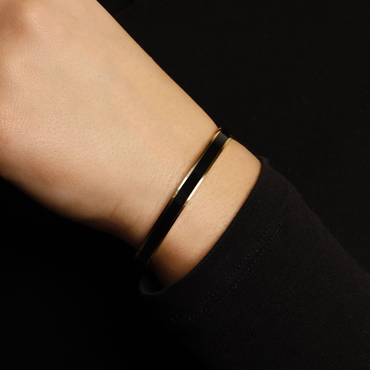 Bracelet jonc "TORONTO" Émail noir finition dorée Bracelet Jonc MELOEE émail noir Acier doré