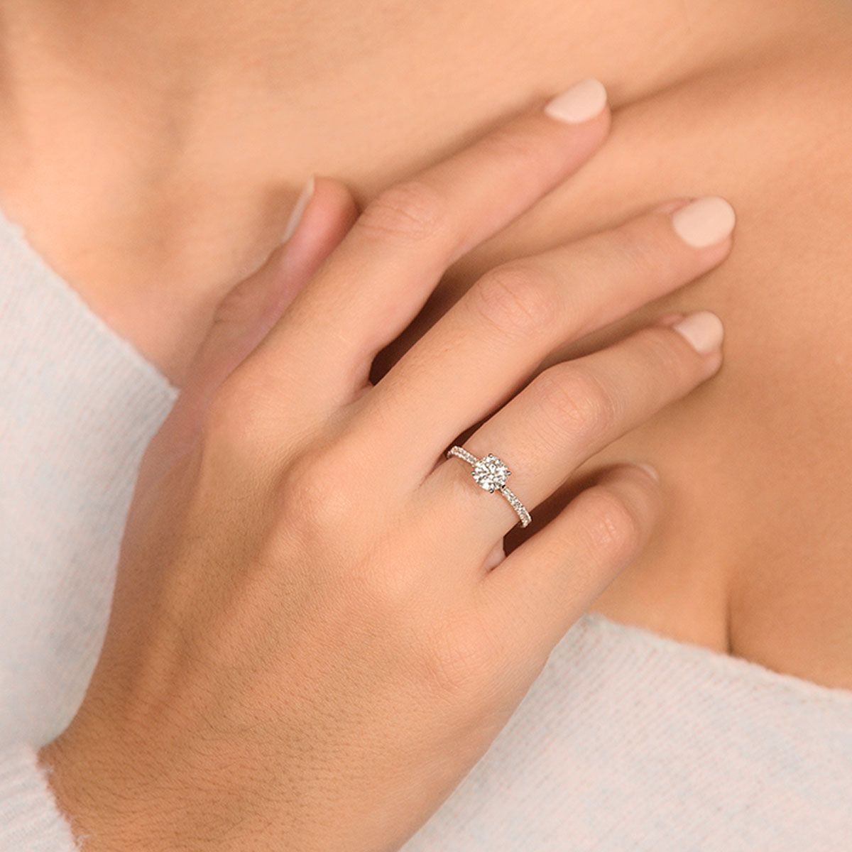 Bague "Solitaire Royal" Or blanc et Diamants Bague "Attachement Majestueux" Or blanc et Diamant