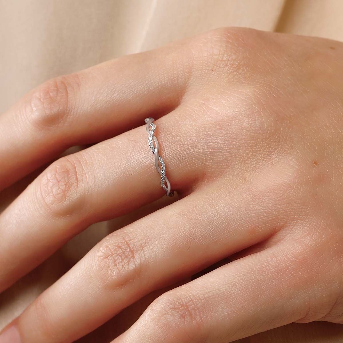 Bague Alliance "Entortillement" Or blanc et Diamants Bague "Essentielle" Or blanc et Diamant