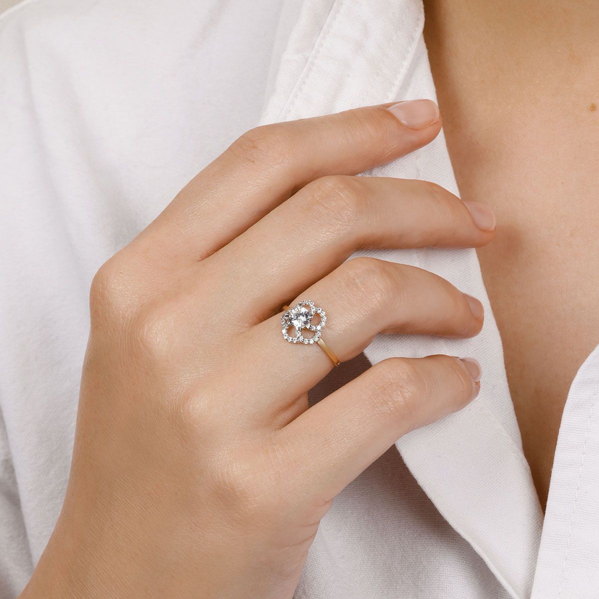 Bague "Marguerite jolie" Or Jaune et Zirconium Bague "Marguerite jolie" Or Jaune et Zirconium