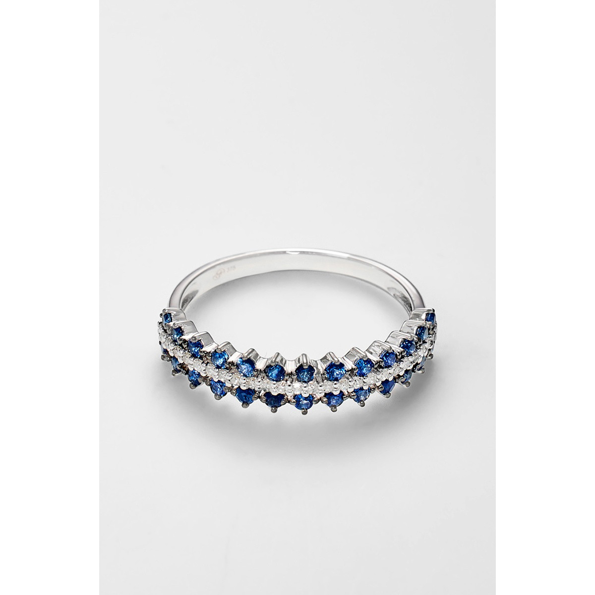 Bague "Cocoonée" Or blanc et Saphir
