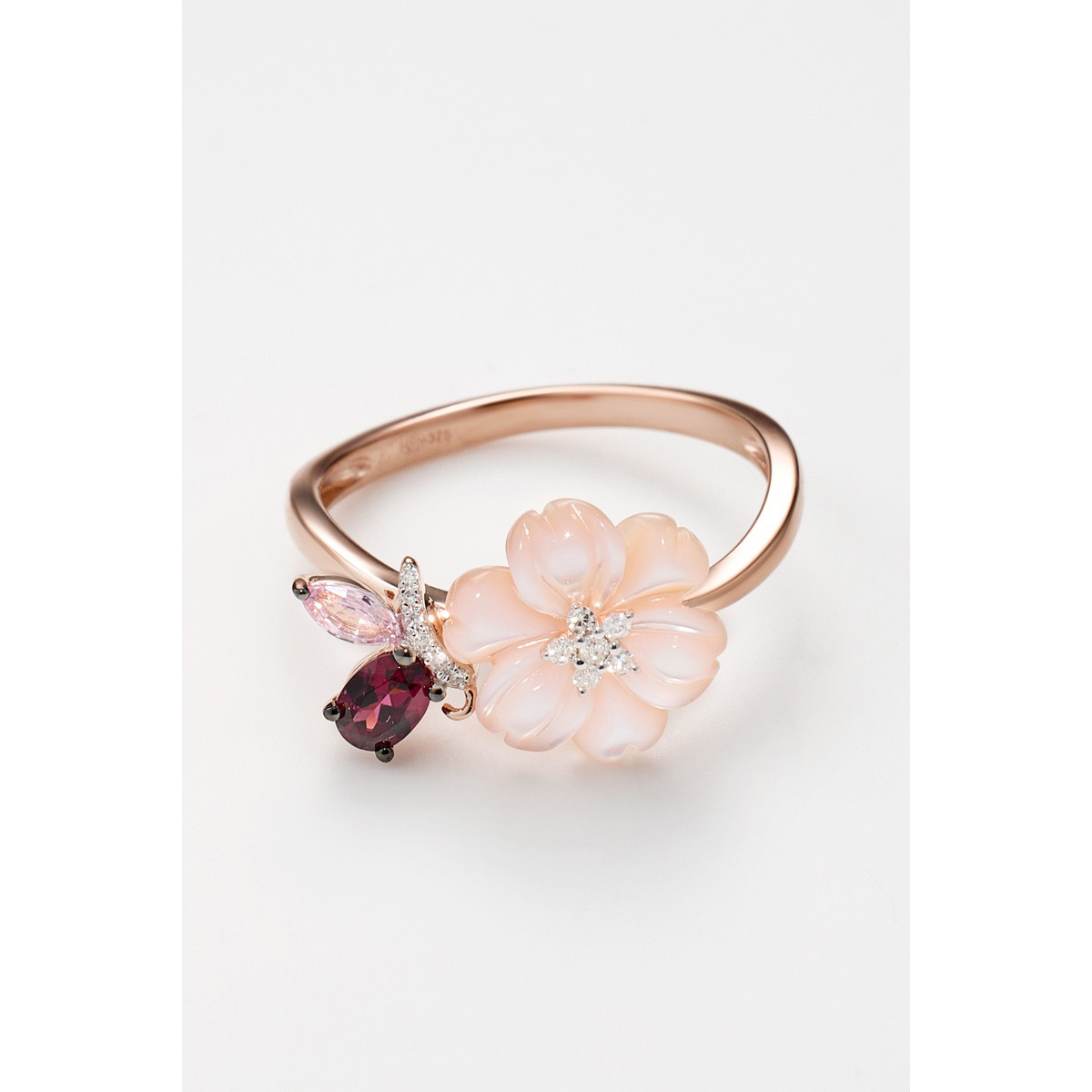 Bague "Consacrée" Or rose et Multipierres Bague "Consacrée" Or rose et Multipierres