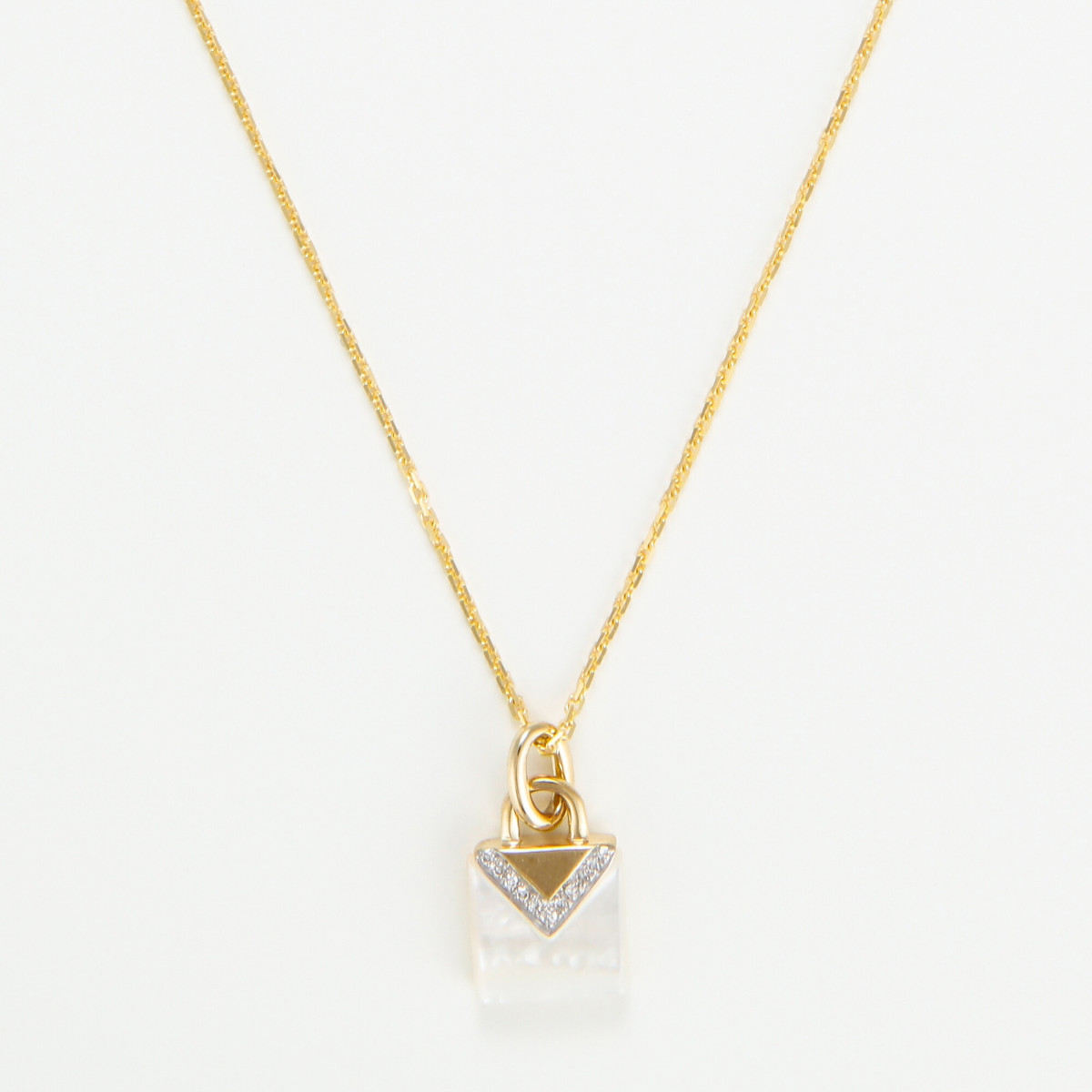 Pendentif "Paris Mystique" Or jaune et Nacre Pendentif "Paris Mystique" Or jaune et Nacre
