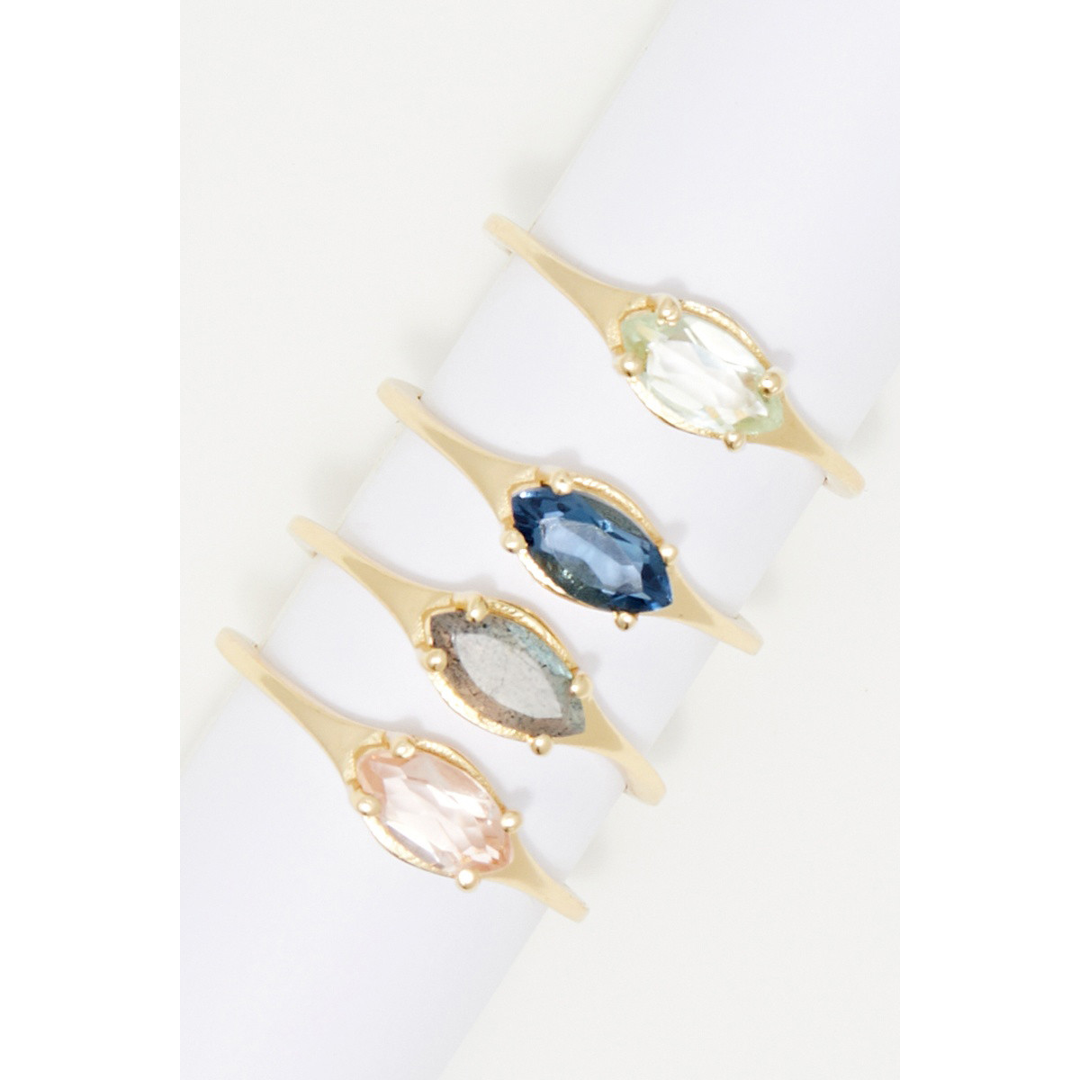 Bague Bertille Améthyste, labradorite, iolite et morganite Laiton doré "Demi-lune" Bague Bertille Améthyste, labradorite, iolite et morganite Laiton doré "Demi-lune"