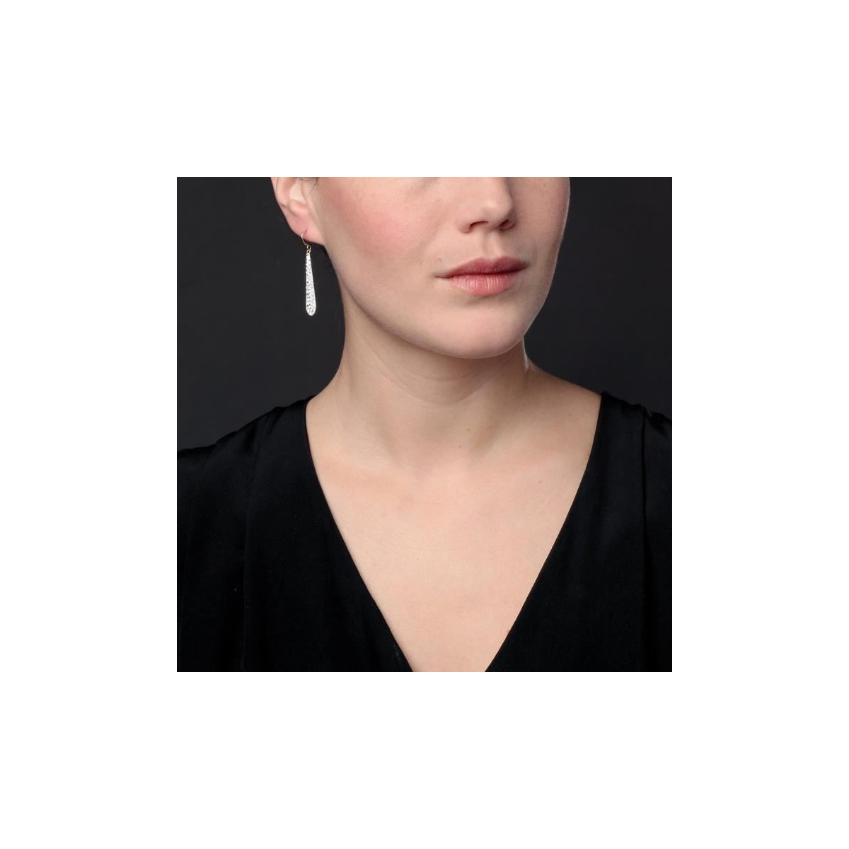 Boucles d'oreilles laiton doré ornées de cristaux blancs "Plume"