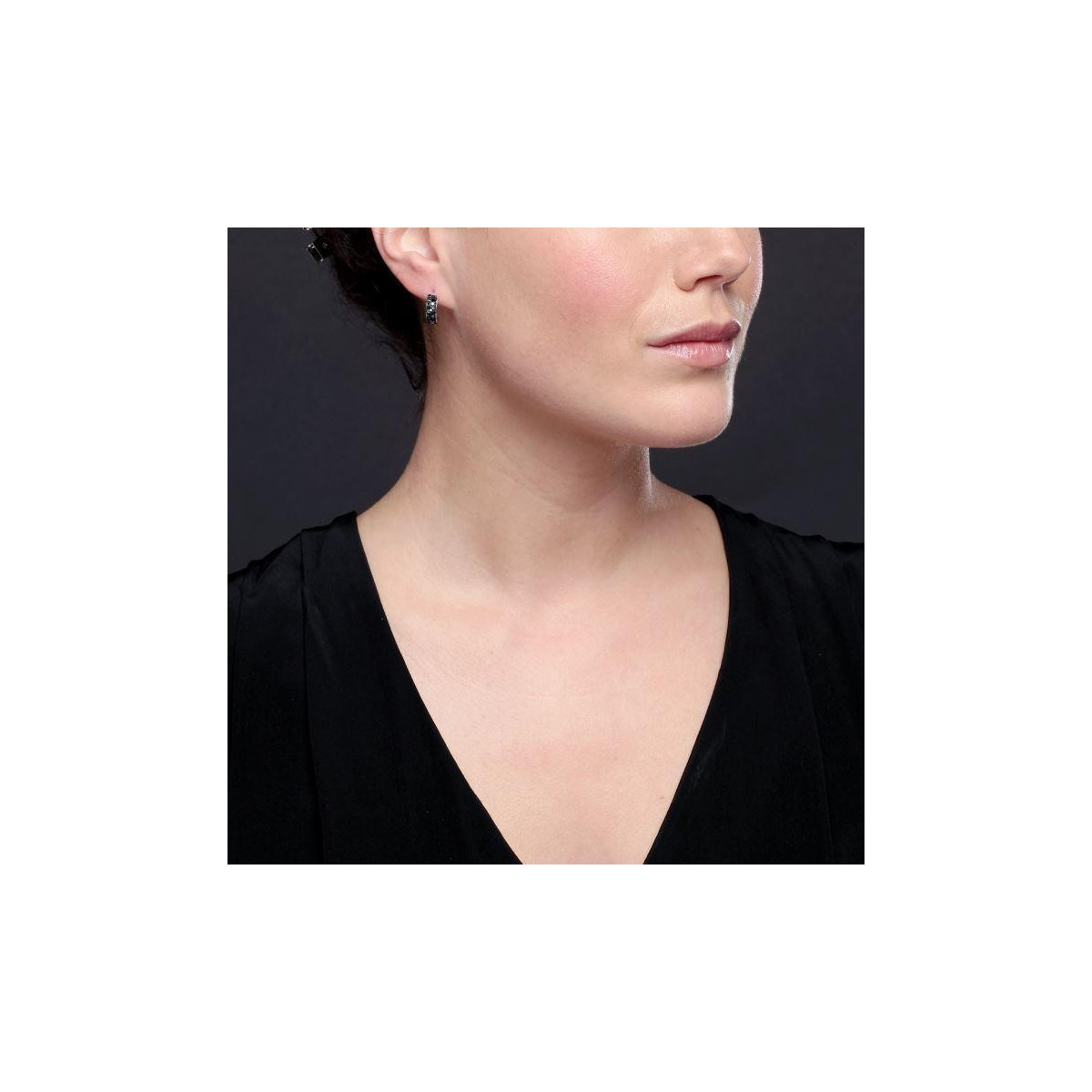 Boucles d'oreilles laiton argenté ornées de cristaux noirs "Demi créoles"