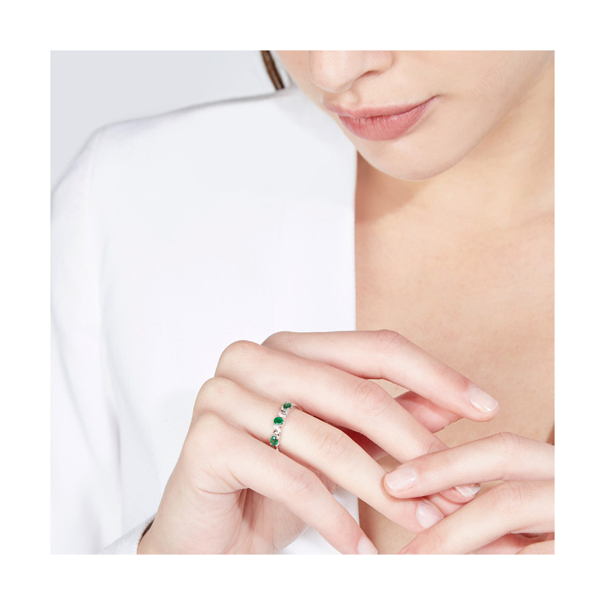 Bague Or Blanc, Diamants 0,03 carats et Emeraudes 0,60 carats "Abaya" Bague Or Blanc, Diamants 0,03 carat et Emeraudes 0,60 carat "ABAYA"