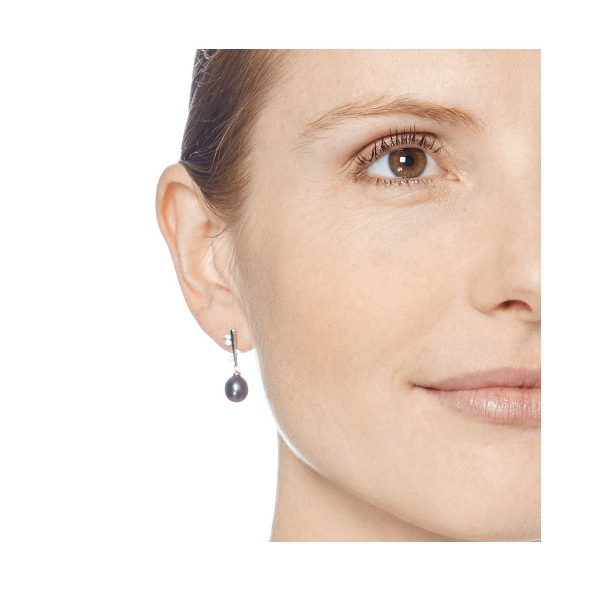 Boucles d'oreilles argent, oxydes de zirconium et Perle de culture Noire "Cherry" Boucles d'oreilles argent, oxydes de zirconium et Perle de culture Noire "Cherry"
