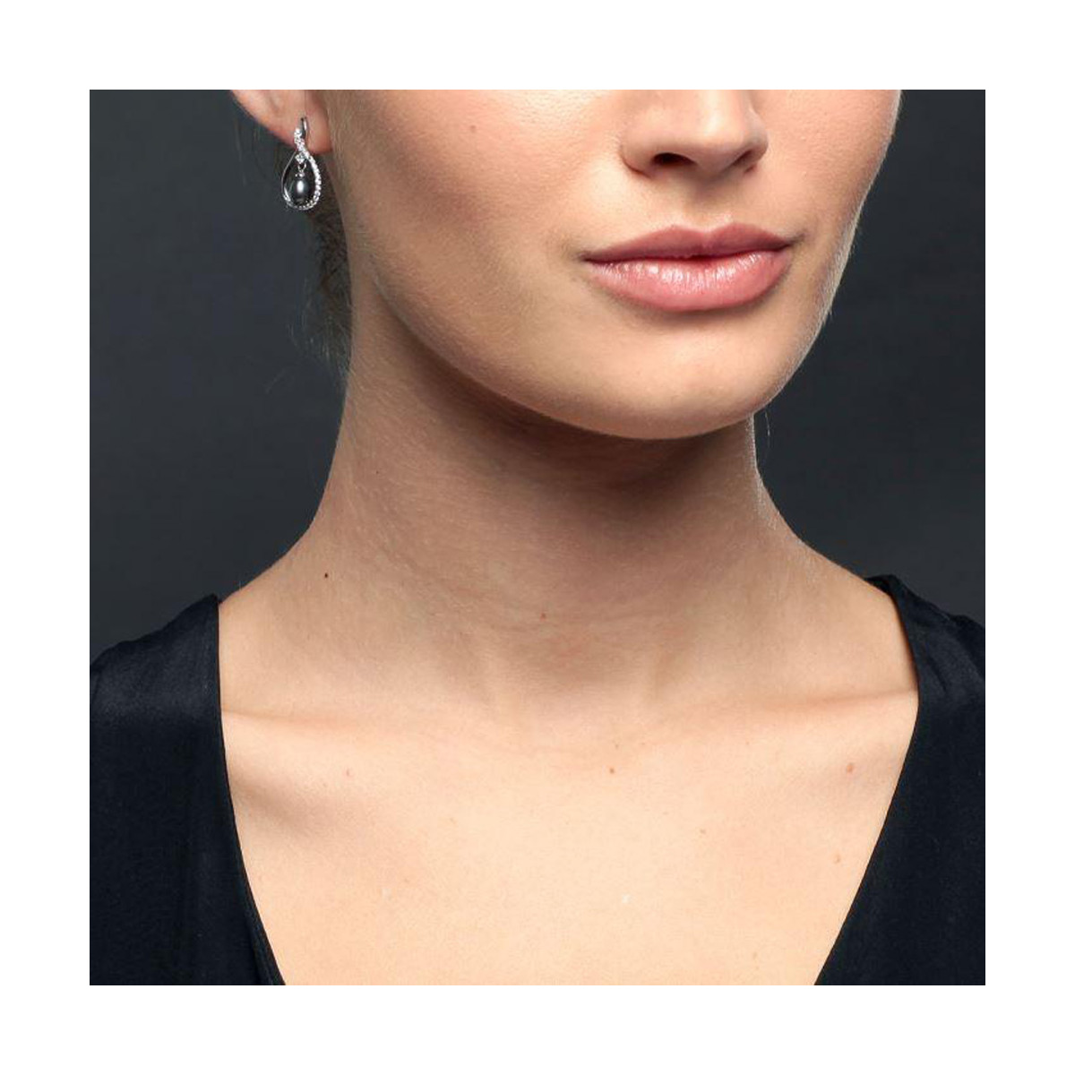 Boucles d'oreilles argent, oxydes de zirconium et Perles de culture Noires "Ajourée de Perle" Boucles d'oreilles argent, oxydes de zirconium et Perles de culture Noires "Ajourée de Perle"