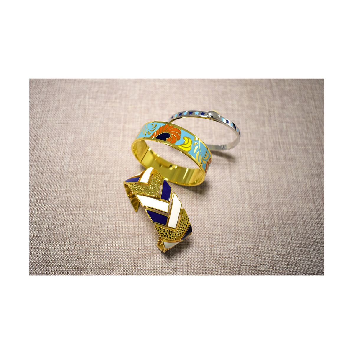 Manchette Émail blanc et bleu "Lisbonne" finition dorée Bracelet Manchette SERENADEA émail blanc et bleu finition dorée