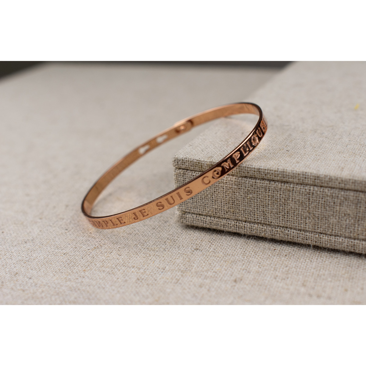 Bracelet Jonc à message laiton rosé "C'EST SIMPLE JE SUIS COMPLIQUEE" "C'EST SIMPLE JE SUIS COMPLIQUEE" jonc rosé à message