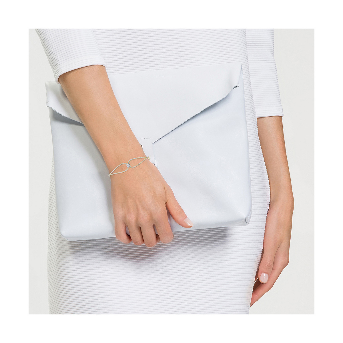 Bracelet Or Jaune 375 et Oxyde de Zirconium "Beauty" Bracelet jonc Or Jaune 375 et Oxyde de Zirconium "Beauty"