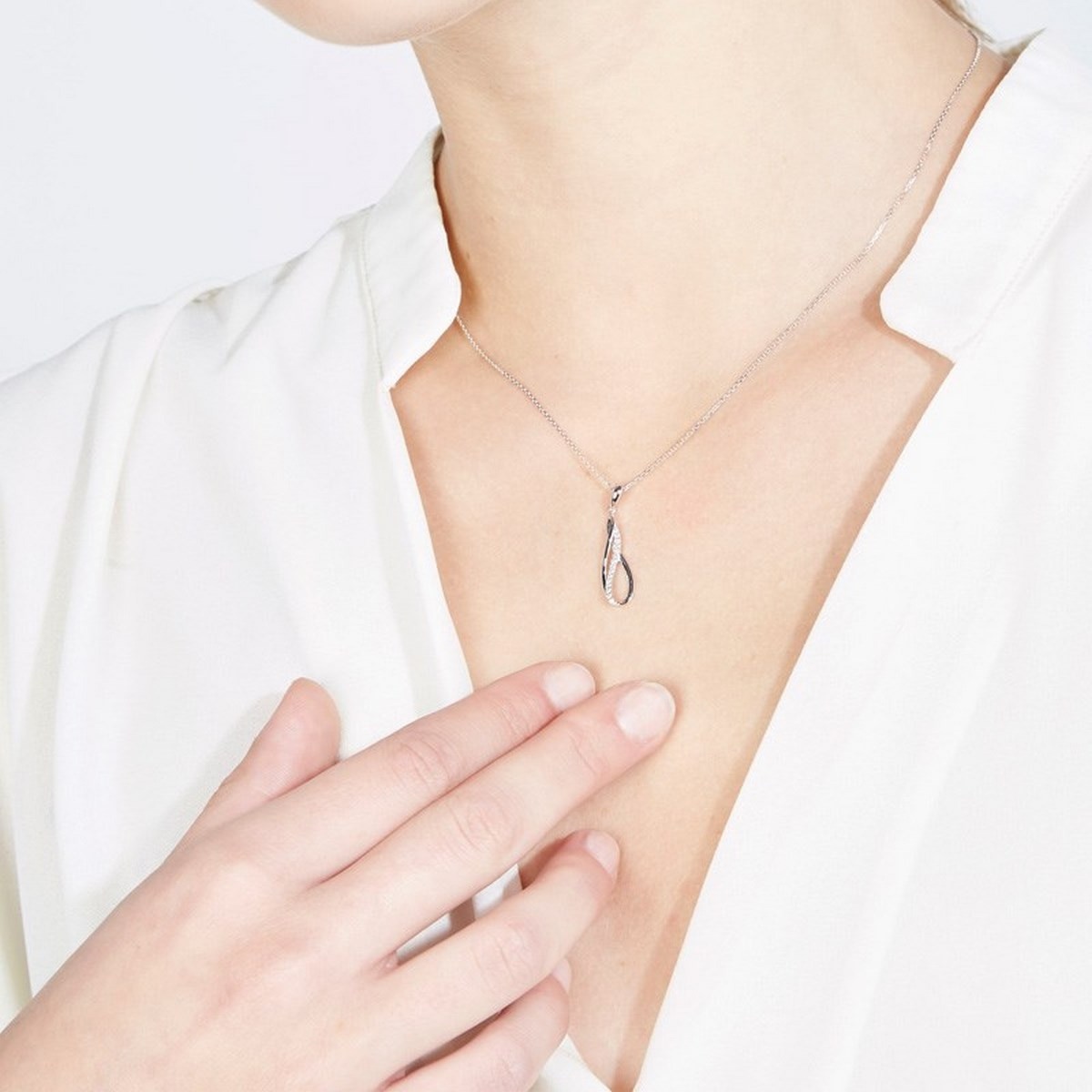 pendentif Or Blanc ''INFINITO'' Diamants 0,08/15 + chaîne en argent offerte pendentif Or Blanc "INFINITO" Diamants 0,08 carat + chaîne argent offerte