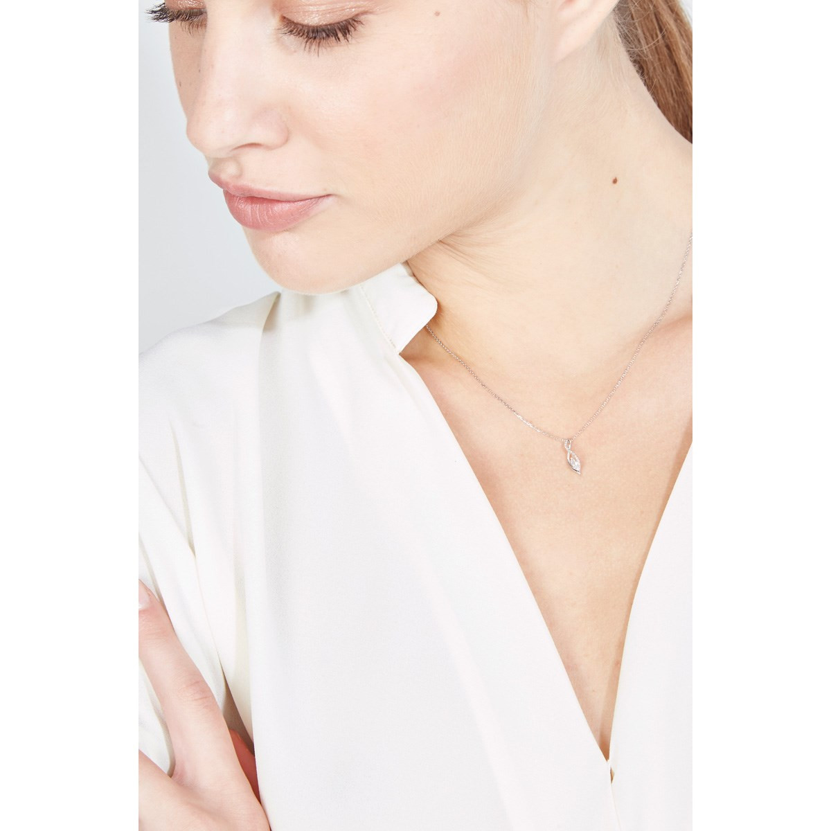 Pendentif Or Blanc ''LUNA'' Diamants 0,07/22 + chaîne en argent offerte Pendentif "Cassiopée" Or blanc et Diamant